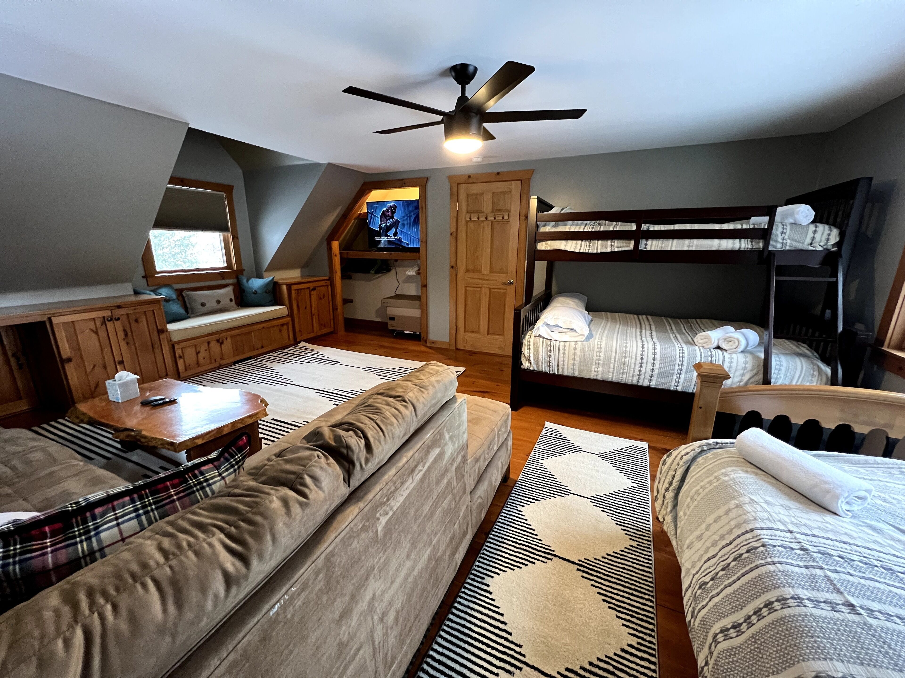 ❤⛷❄❤NEW! ☃⛷❄ Creekside Cabin-10 mins to EVL