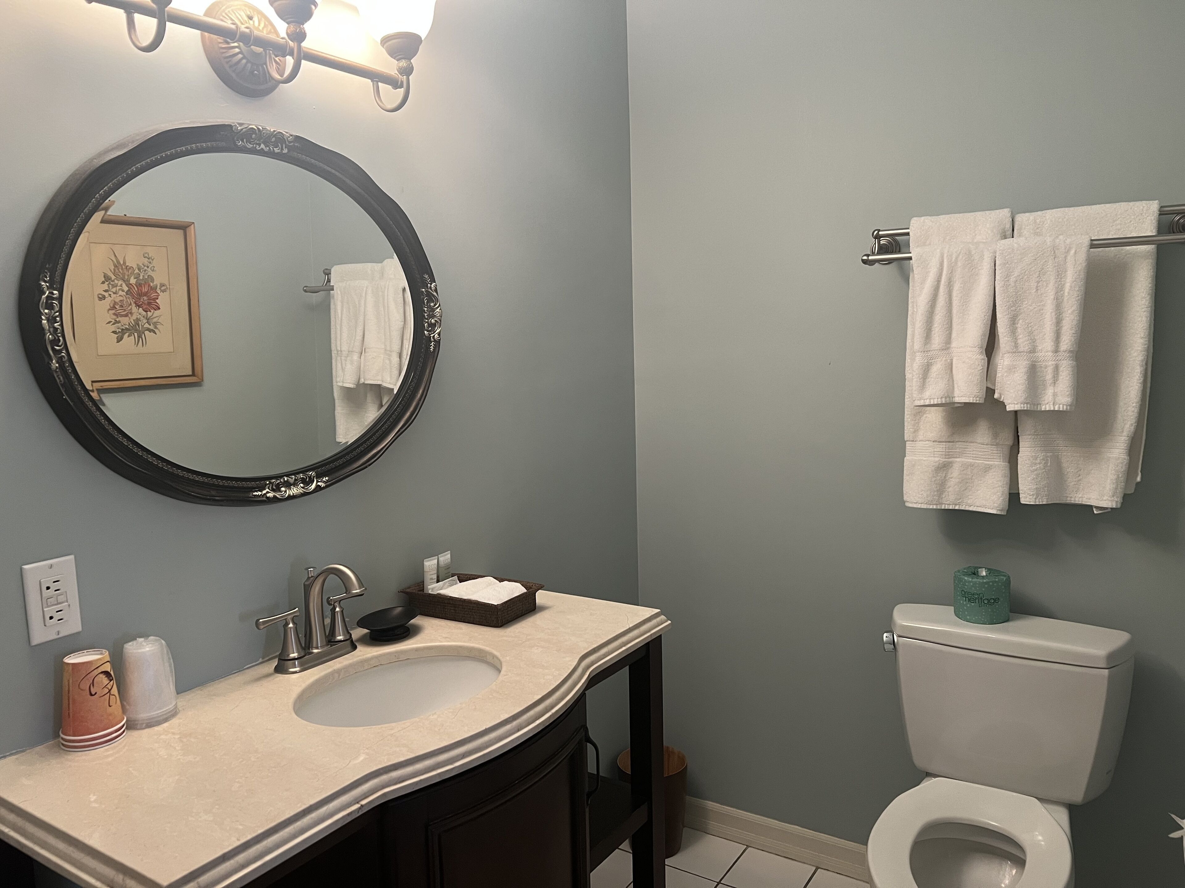 Comfort kamer | Badkamer | Een bad/douchecombinatie, handdoeken