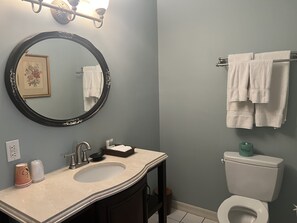 Chambre Confort | Salle de bain | Ensemble douche/baignoire, serviettes fournies