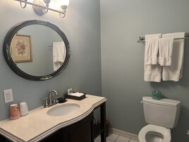 Comfort Room | Bathroom | Combined shower/tub, towels