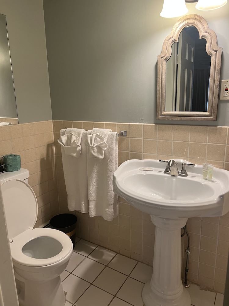 Plumsteadville Inn by null