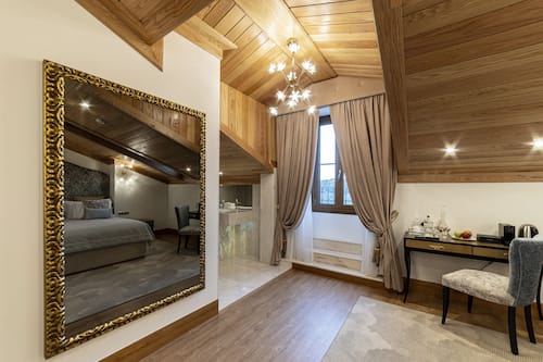 Deluxe-Zimmer, Talblick | Hochwertige Bettwaren, Betten mit Memory-Foam-Matratzen, Minibar