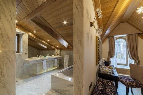 Deluxe-Zimmer, Stadtblick | Badezimmer | Kostenlose Toilettenartikel, Haartrockner, Bademäntel, Hausschuhe