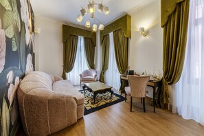 Junior Suite | Living area | 43-inch TV with cable channels - Sintra Marmoris Camelia (Sintra)