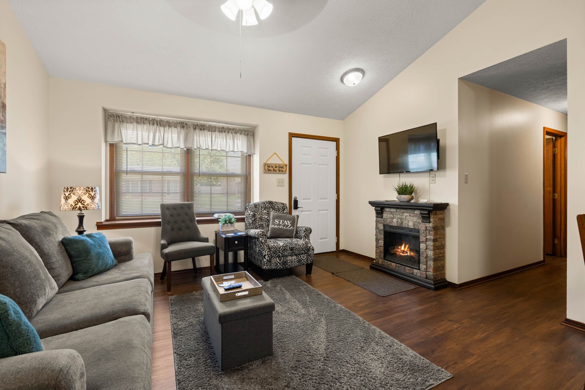 Una Smart TV, una chimenea