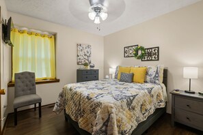 3 bedrooms, desk, iron/ironing board, free WiFi - 4bed3Bedroom near Convention Ctr, downtown, Fisher Park, 30 min to Holiday World (Owensboro)