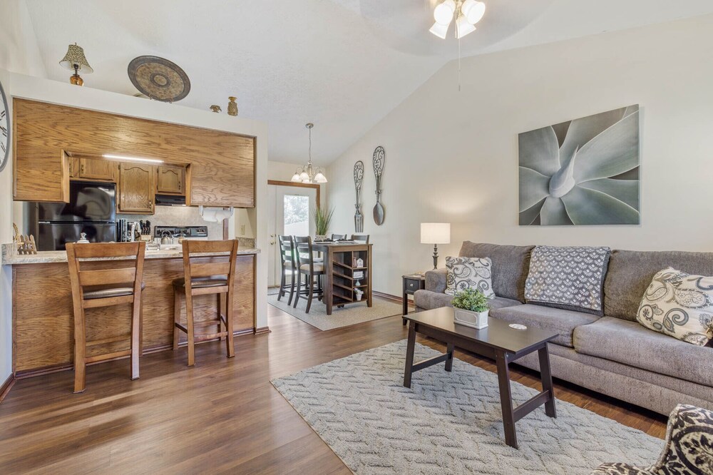 3 BR, 4 bed, 4 TVs Cozy home close to RIVERFRONT, CONVENTION CTR, Immaculate!!!