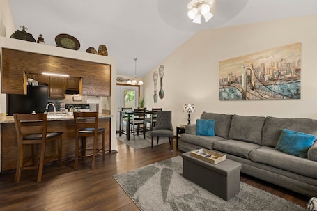 スマートテレビ、暖炉. 4bed3Bedroom near Convention Ctr, downtown, Fisher Park, 30 min to Holiday World