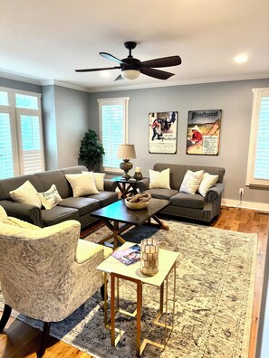 Älytelevisio, takka, kirjoja, stereot