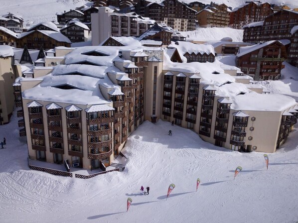 Exterior - Ski-in/ski-out & foot of the slopes, 2nd floor, view ski slopes, sauna, hammam, balcony, tv, 28m² (Val Thorens)