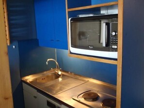 Fridge, microwave, oven, dishwasher - Ski-in/ski-out & foot of the slopes, 2nd floor, view ski slopes, sauna, hammam, balcony, tv, 28m² (Val Thorens)