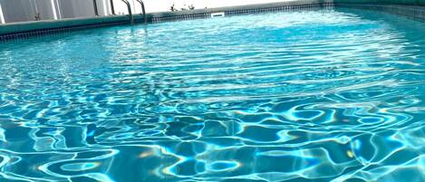 حمّام سباحة خارجي، حمّام سباحة مُدفَّأ