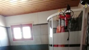 Un bany amb vàter, bidet i rentamans.