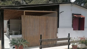 Un edifici petit d'una sola planta, amb façana de fusta i una porta vermella.