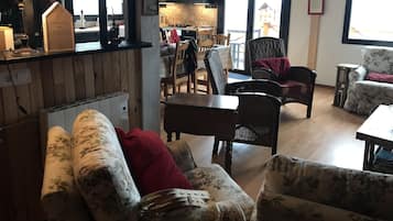 Televisión, chimenea y libros