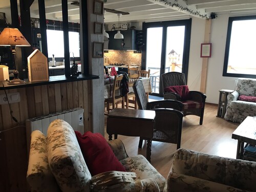 Very comfortable family home with exceptional views 10 holidaymakers