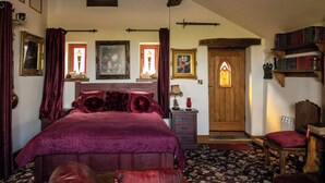 Un dormitorio con una cama grande, una puerta de madera y una estantería.
