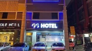 Un hotel con diseño moderno, varios pisos y un letrero llamativo.