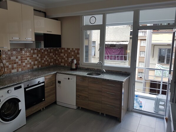 Appartement, 2 grands lits | Cuisine privée | Réfrigérateur, micro-ondes, four, plaque de cuisson
