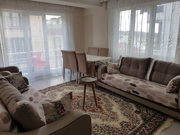 Apartment, 2 Queen Beds | Living room