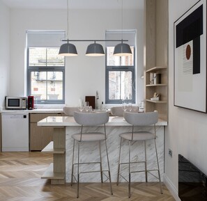 Appartement | Privékeuken | Een koelkast, een microgolfoven, een oven, een vaatwasser