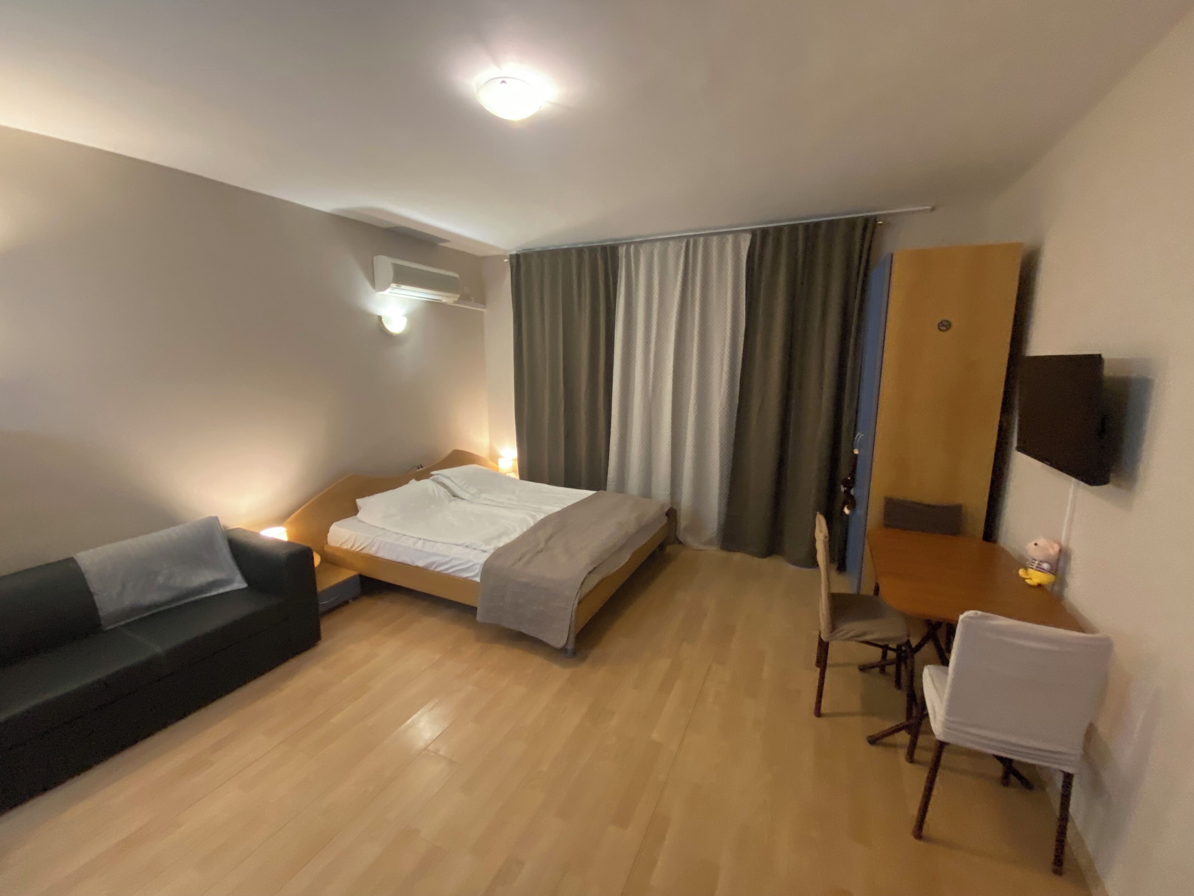 Estudio | Tabla de planchar con plancha, wifi gratis, ropa de cama