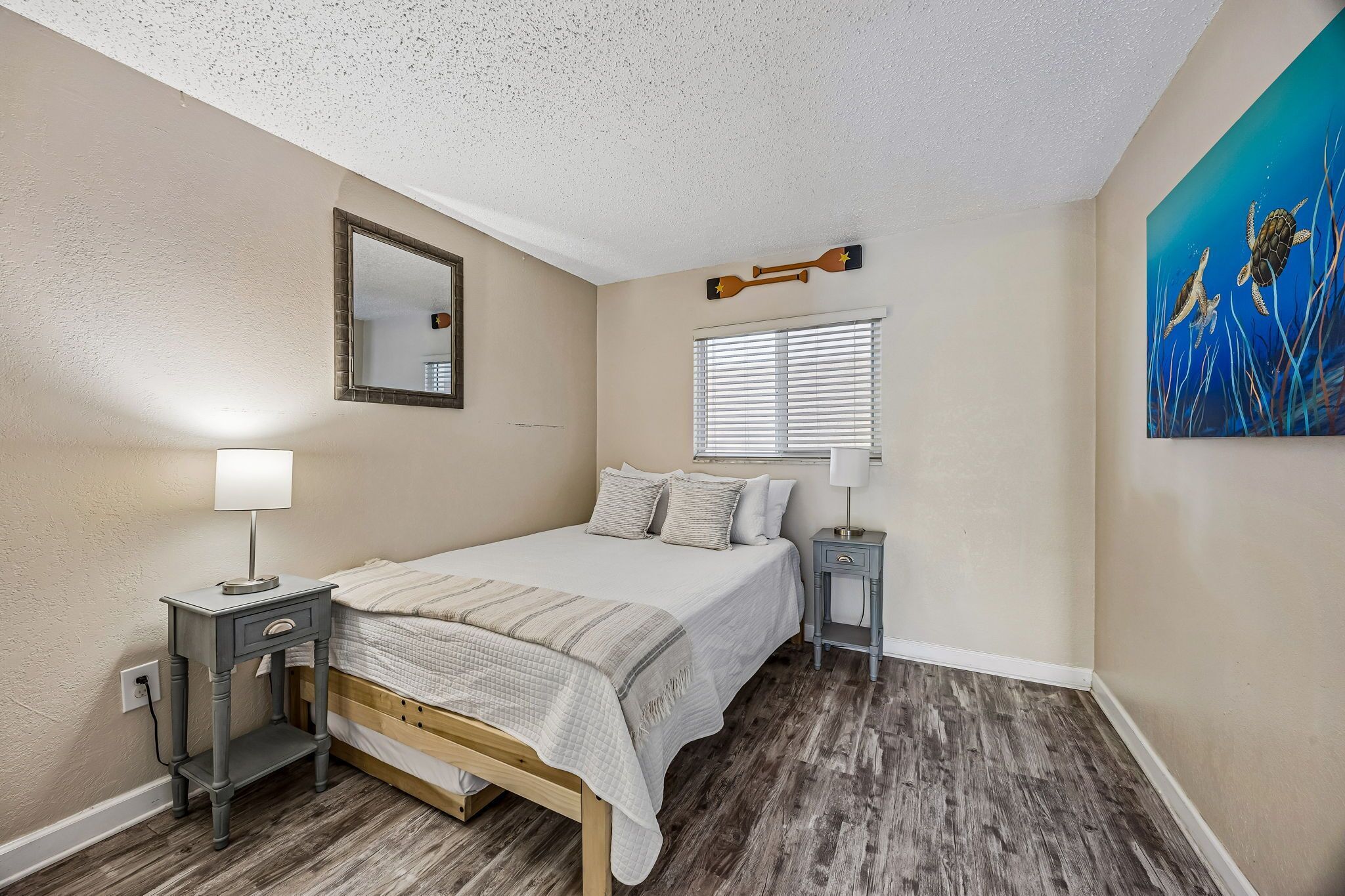 3 bedrooms, desk, WiFi (free), bed sheets
