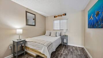 3 bedrooms, desk, WiFi (free), bed sheets