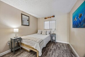 3 bedrooms, desk, WiFi (free), bed sheets