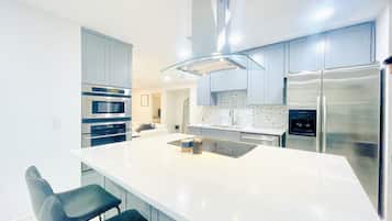 Geladeira, micro-ondas, fogão, cooktop