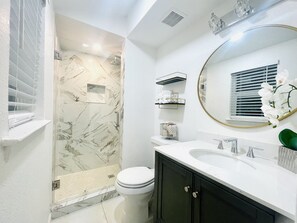 Badewanne, Haartrockner, Handtücher, Seife