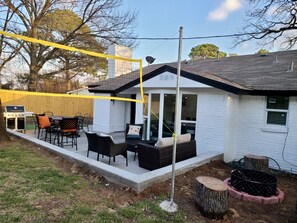 Outdoor dining - Ideal Home Rental for Large Fan Group- WALK to AT&T Stadium. Park for free (Arlington)