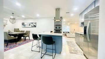 Geladeira, micro-ondas, fogão, cooktop