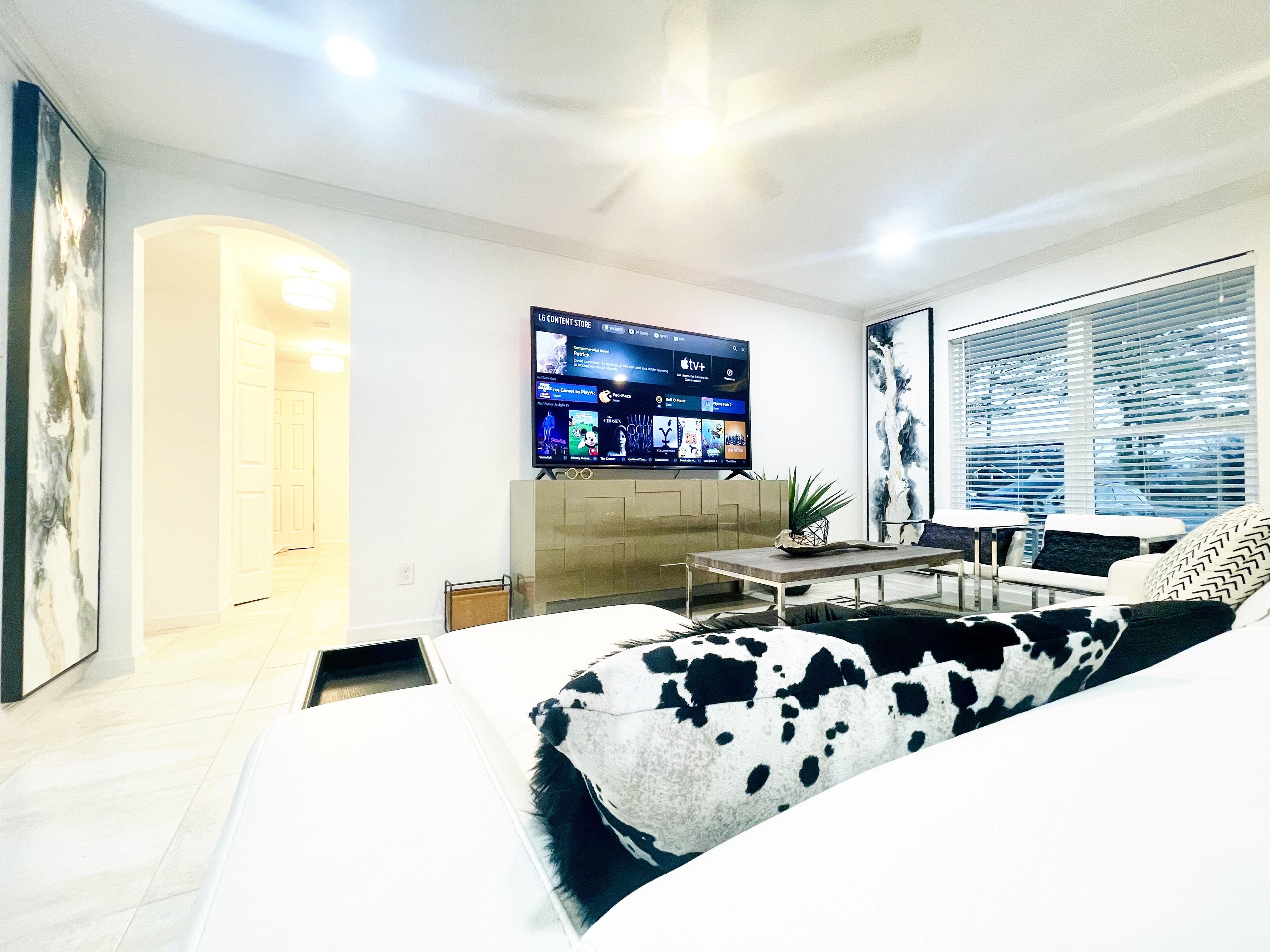 Luxury 5-BR home, walk to Arlington attractions