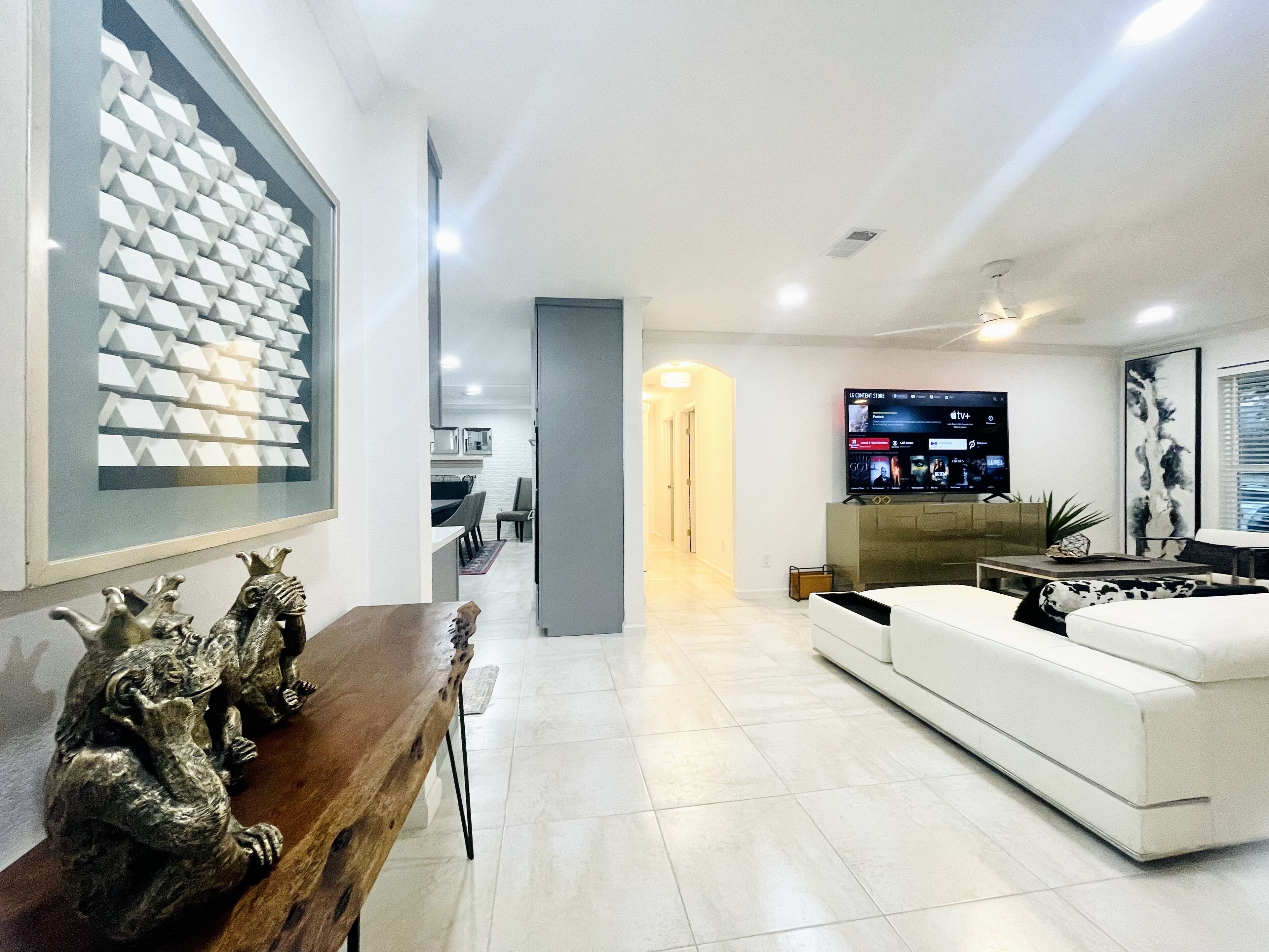 Luxury 5-BR home, walk to Arlington attractions