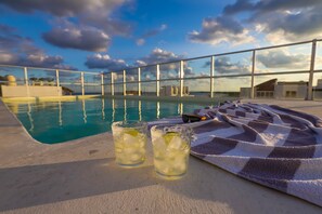 สระว่ายน้ำกลางแจ้ง