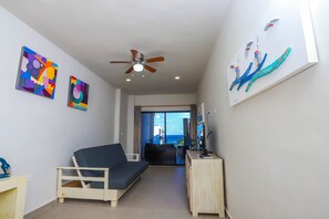 Panoramic-Studiosuite, 1 King-Bett, Balkon, Meerblick | Badezimmer | Badewanne, Handtücher