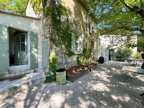 تناول الطعام بالخارج