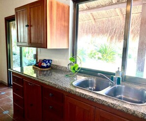 Rumah Deluks | Dapur pribadi | Lemari es, oven, dan mesin pembuat kopi/teh