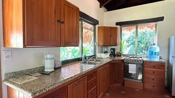 Deluxe House | Private kitchen | Fridge, oven, coffee/tea maker, cookware/dishes/utensils