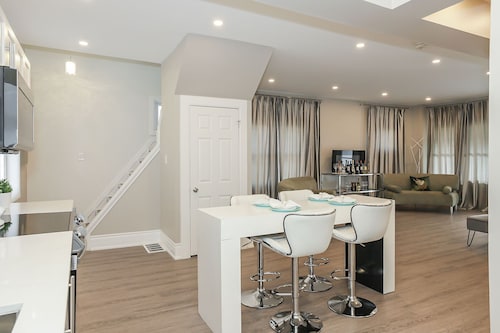 Cozy 3-Bdrm Home Near Clifton Hill | Long-Stay Winter Special