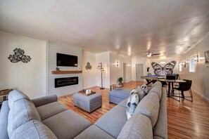 Televisio, takka, pöytätennispöytä