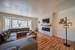 TV, fireplace, table tennis - Beautiful Cabin at Lakehead (Shasta County)