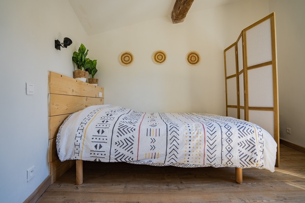 1 slaapkamer, geluiddichte muren, een strijkplank/strijkijzer