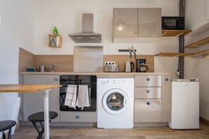 Fridge, microwave, oven, stovetop - Charming little house in the heart of town (Apt)
