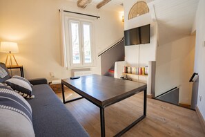 Smart TV, books - Charming little house in the heart of town (Apt)
