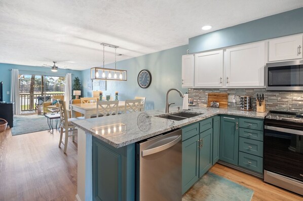 Refrigerador, microondas, horno, placa de cocina