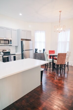 Frigorifero, microonde, forno, piano cottura