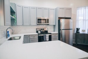 Frigorifero, microonde, forno, piano cottura