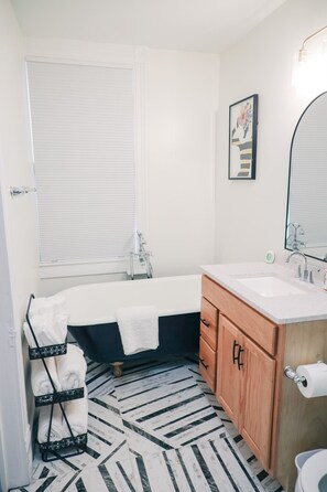 Badewanne, Handtücher, Seife, Toilettenpapier